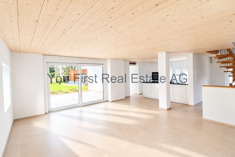 Intérieur ouvert baigné de lumière naturelle