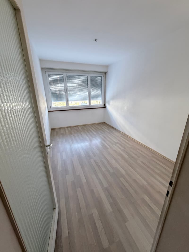 empty room, wooden floor, white walls, window with blinds, glass door
