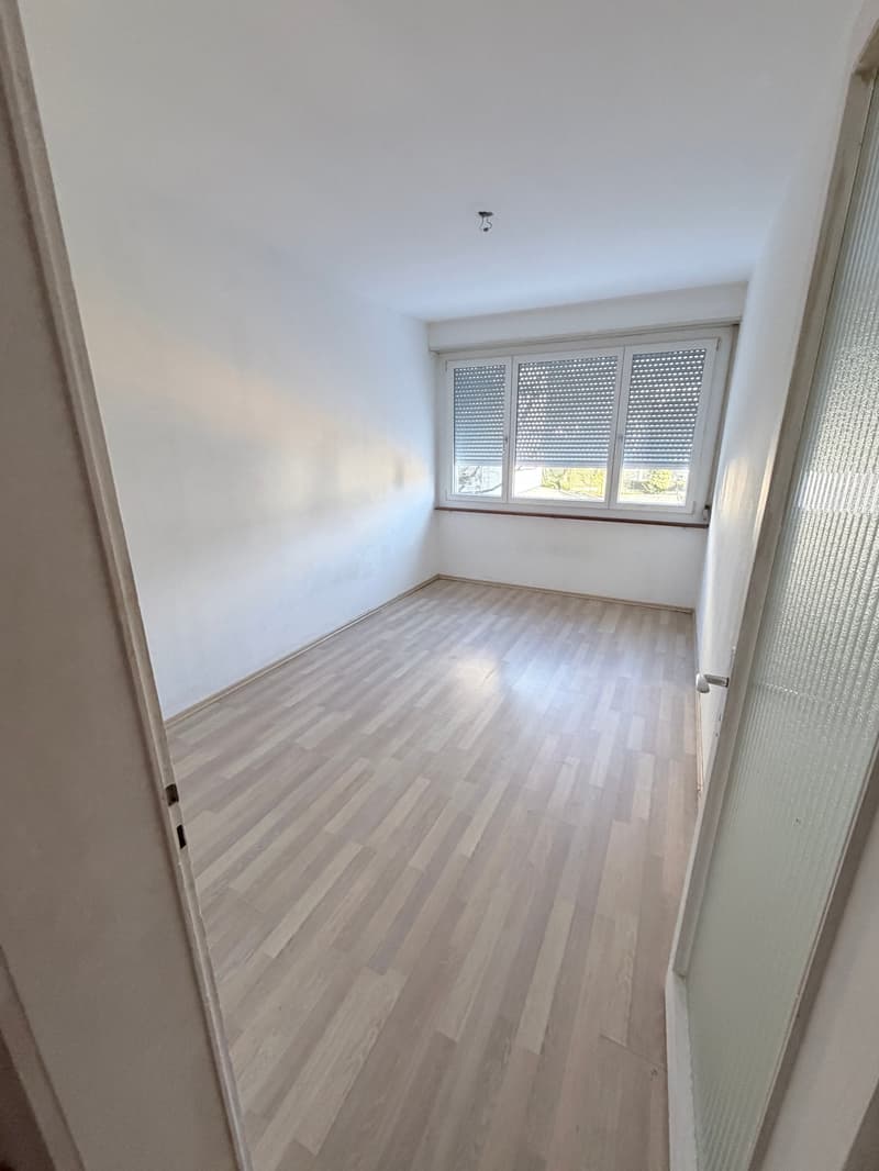 empty room, white walls, wooden floor, window with blinds, glass door