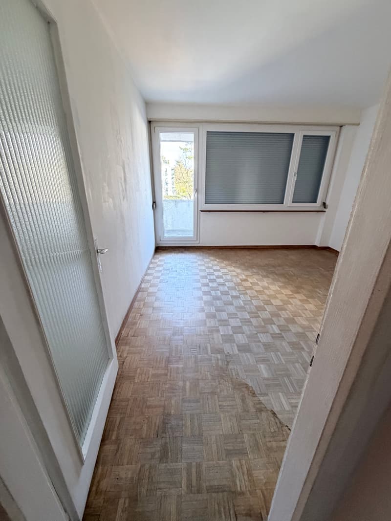 empty room, wooden parquet floor, white walls, glass door, windows with blinds, balcony