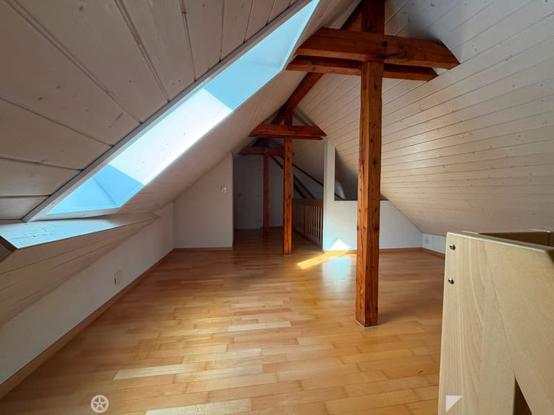 Charmantes Dachwohnung mit 4 Zimmern in Biel/Bienne (6)