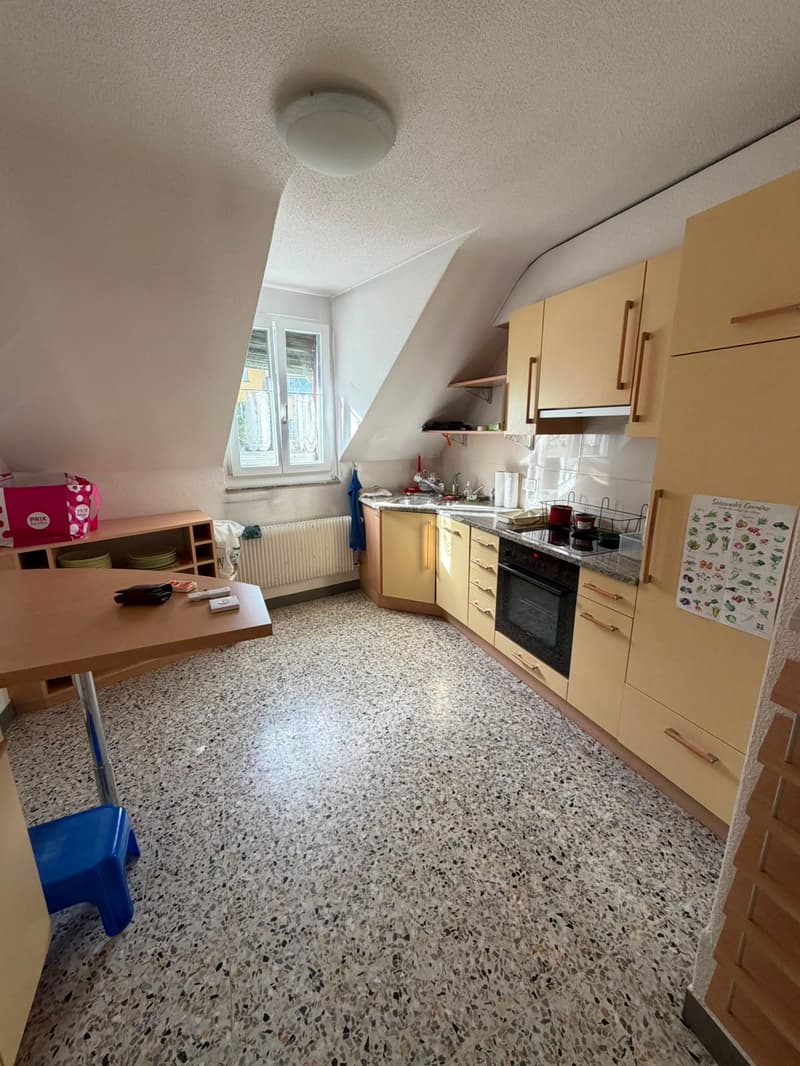 Charmantes Dachwohnung mit 4 Zimmern in Biel/Bienne (10)