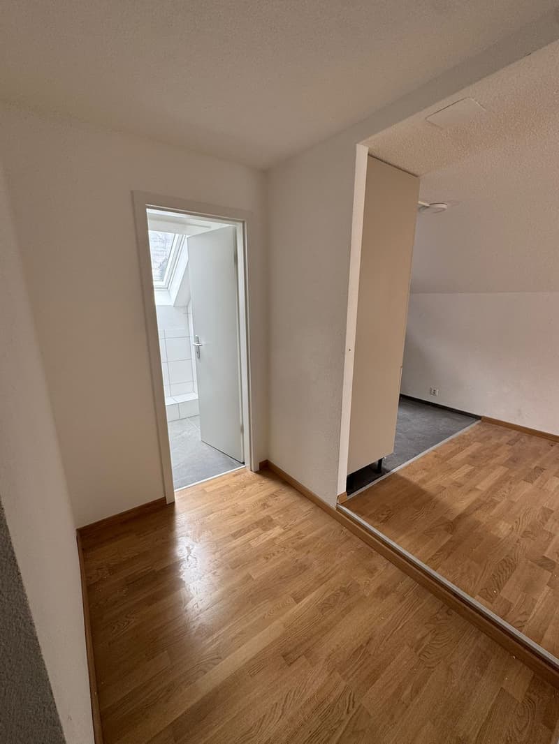 Charmantes Dachwohnung mit 2 Zimmern in Saint-Imier (4)