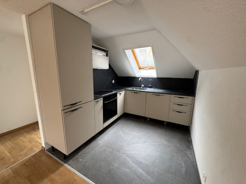 Charmantes Dachwohnung mit 2 Zimmern in Saint-Imier (2)
