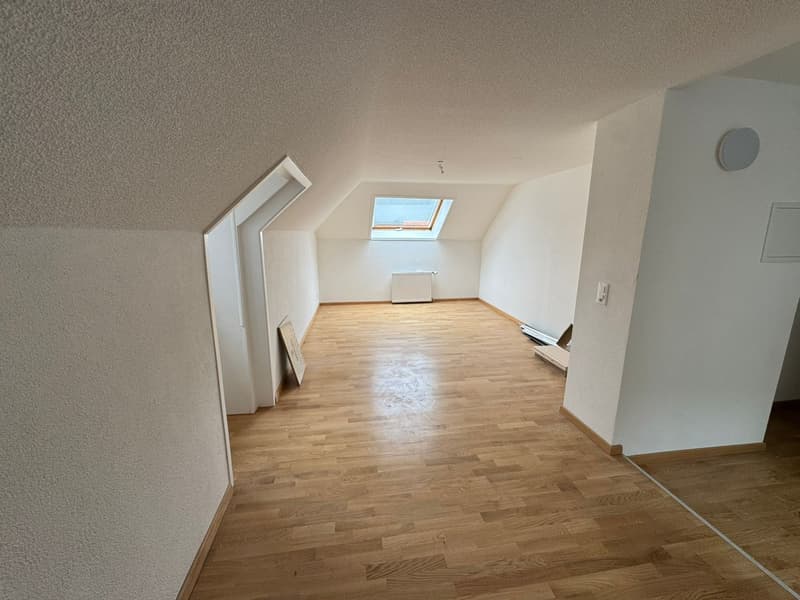 Charmantes Dachwohnung mit 2 Zimmern in Saint-Imier (1)