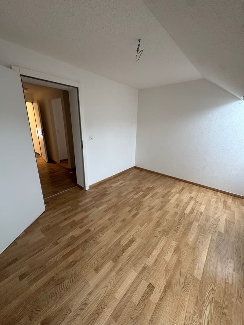 Charmantes Dachwohnung mit 2 Zimmern in Saint-Imier (5)
