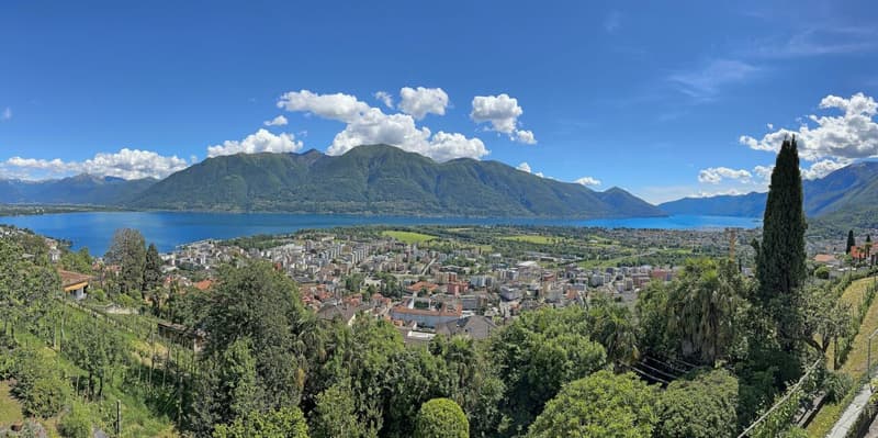 Villa, due case e terreno edificabile di 4'914 m2 con vista lago / Villa, zwei Häuser und 4'914 m2 Bauland mit Seesicht (4)