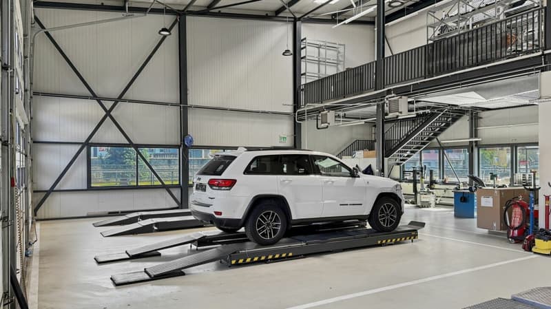 Contone - Edificio commerciale con showroom in posizione strategica / Gewerbegebäude mit Showroom in bester Lage (12)
