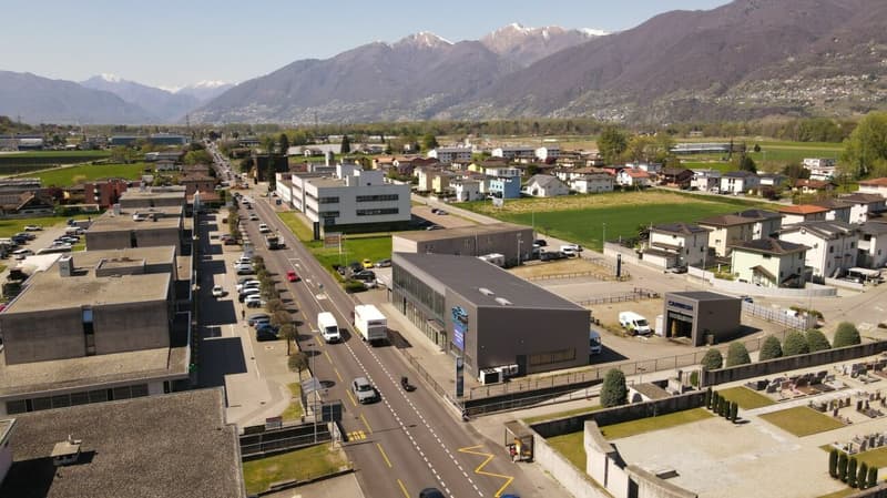 Contone - Edificio commerciale con showroom in posizione strategica / Gewerbegebäude mit Showroom in bester Lage (2)