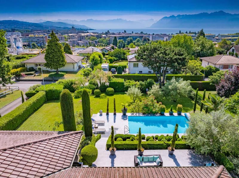 Beautiful individual villa of 290 m² with swimming pool (2)