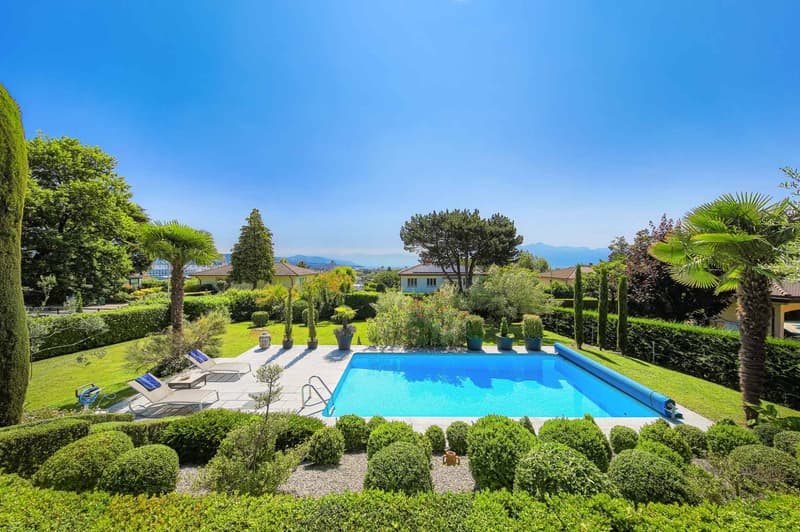 Beautiful individual villa of 290 m² with swimming pool (3)