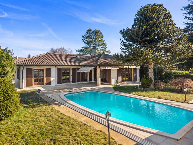 Family property of high standing in a privileged environment in Sullens (1)