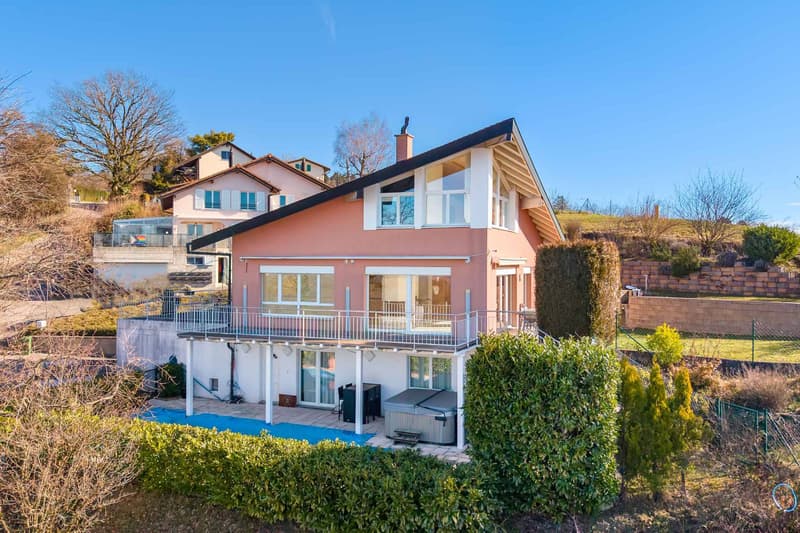 Villa von Ausnahme mit Pool und atemberaubendem Blick auf den See (13)