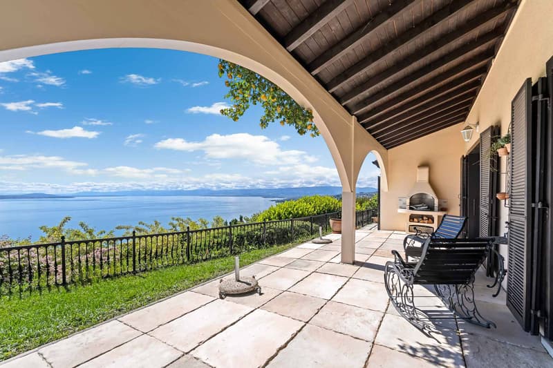 Villa individuelle avec piscine et vue panoramique sur le lac (1)