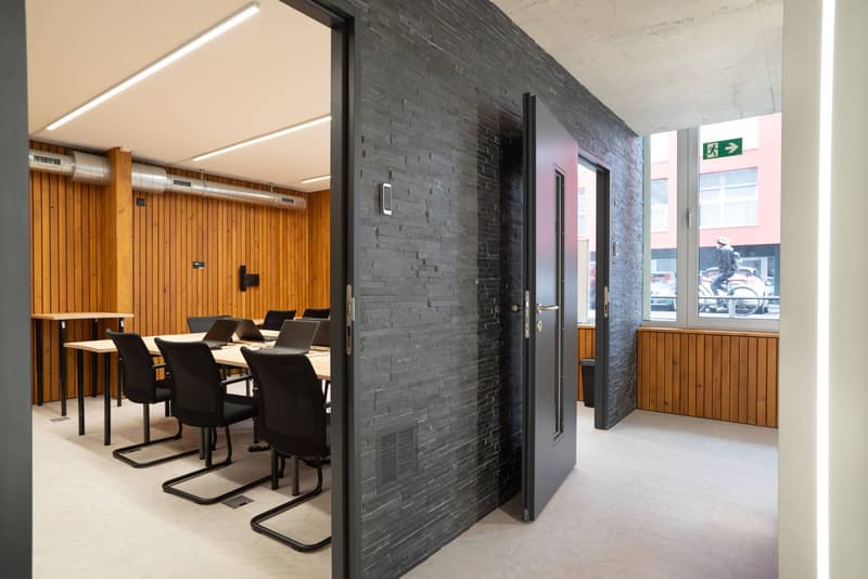 For rent immediately or by agreement: Bright arcade of 156 m² on several levels (2)