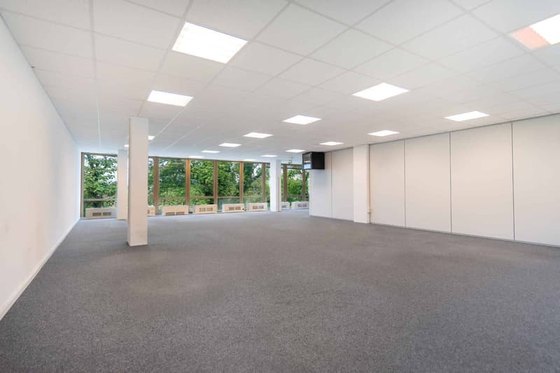 Des bureaux adaptés à votre croissance avec cafétéria et salle de réunion (7)