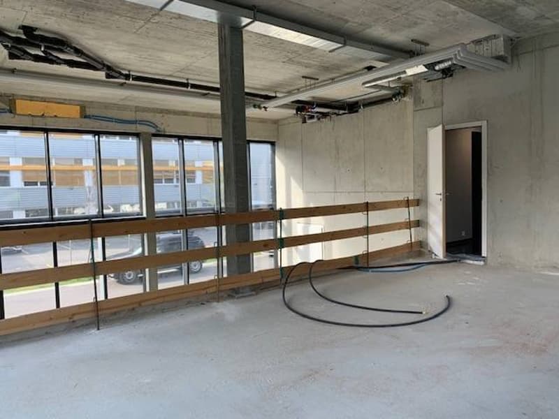 Unique and bright space of 99 m2 on 2 levels: ideal for studio, showroom, office or more! (6)