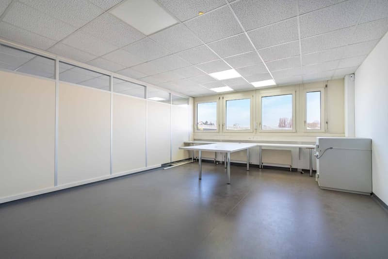 Locaux commerciaux dès 33 m² à prix attractifs Accès rapide à l'autoroute (3)