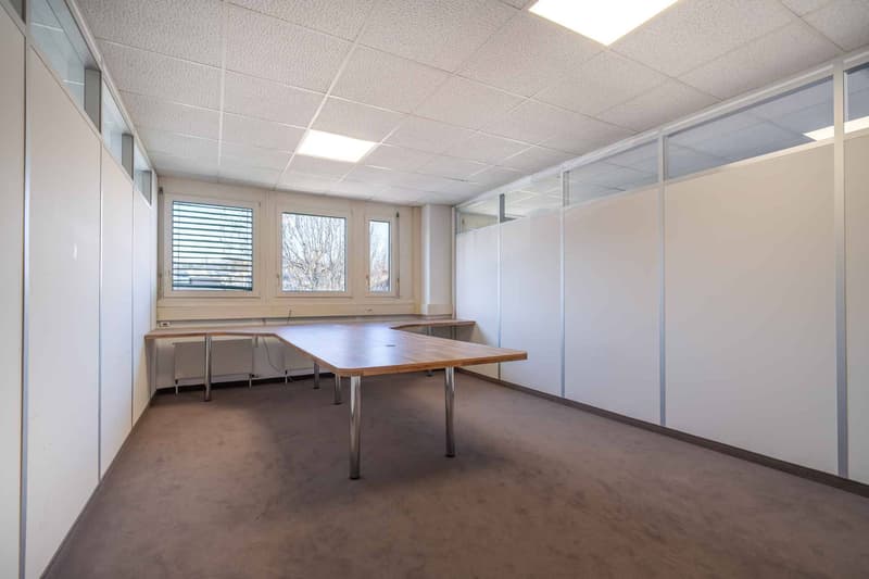 Locaux commerciaux dès 33 m² à prix attractifs Accès rapide à l'autoroute (5)