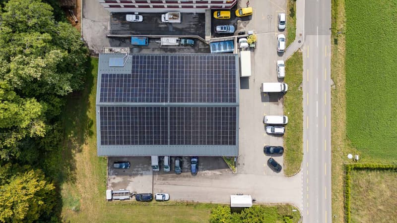 Atelier-stockage de 640 m² avec places de parc à disposition (2)