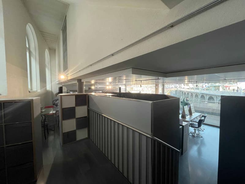 Salon de coiffure-barber au centre-ville avec vue sur la cathédrale (4)