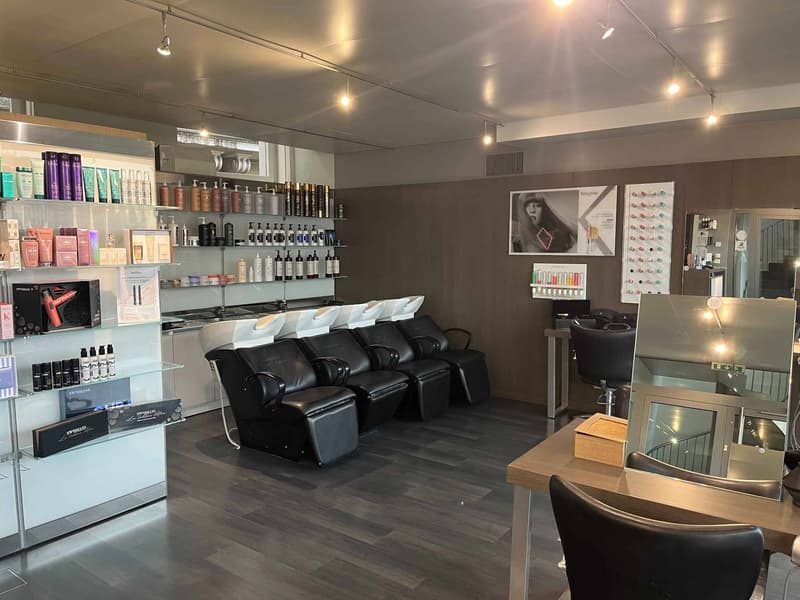 Salon de coiffure-barber au centre-ville avec vue sur la cathédrale (1)