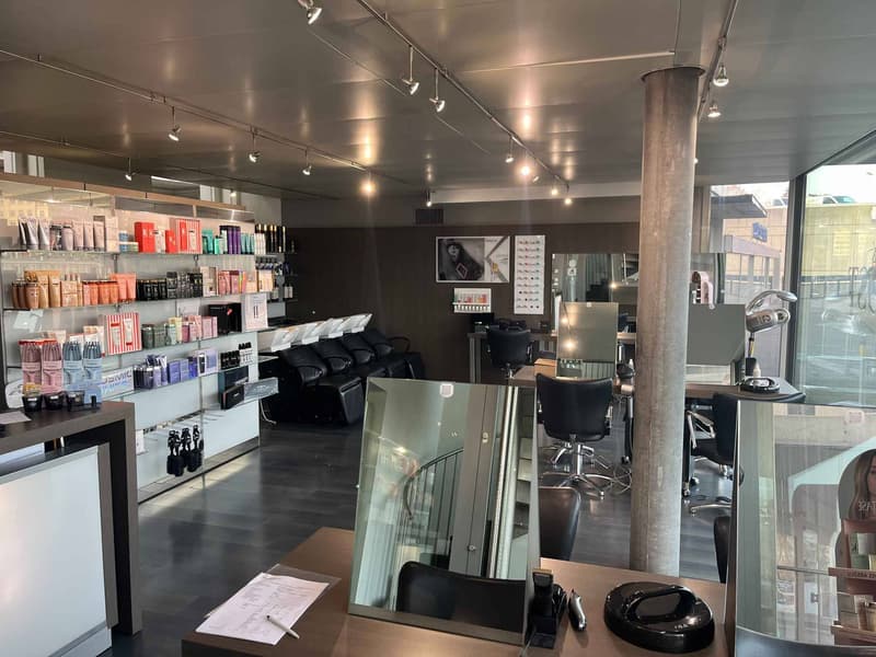 Salon de coiffure-barber au centre-ville avec vue sur la cathédrale (2)