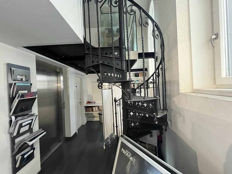Salon de coiffure-barber au centre-ville avec vue sur la cathédrale (3)