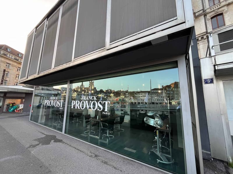 Salon de coiffure-barber au centre-ville avec vue sur la cathédrale (5)