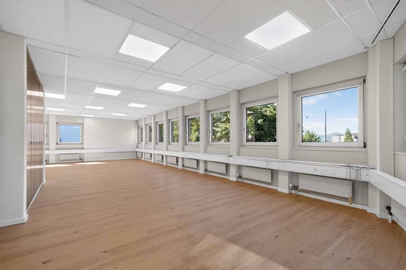 Surface de bureaux rénovée avec places de parc et proche bus (2)