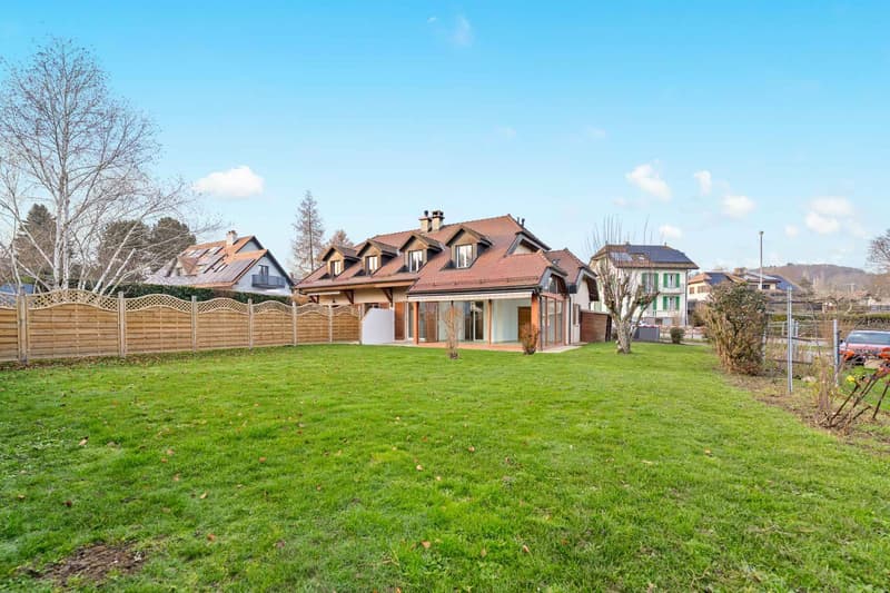 Villa mitoyenne de 5 pièces rénovée avec jardin Yens (1)