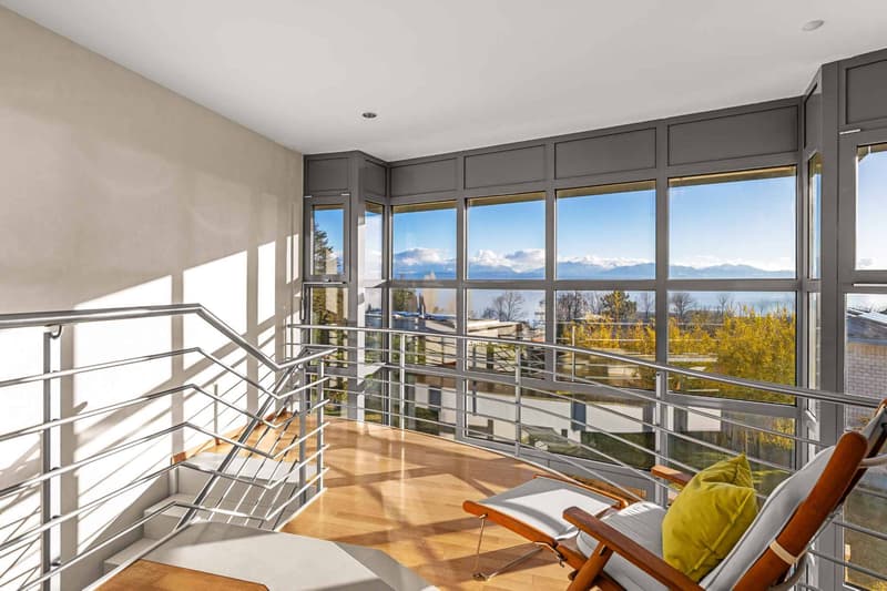 Villa bathed in light with breathtaking views of the lake (11)