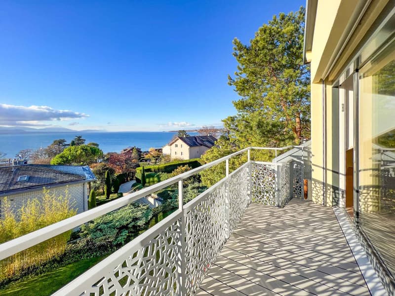 Villa bathed in light with breathtaking views of the lake (13)