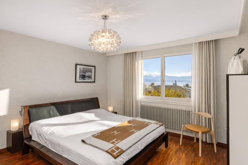 Villa bathed in light with breathtaking views of the lake (9)