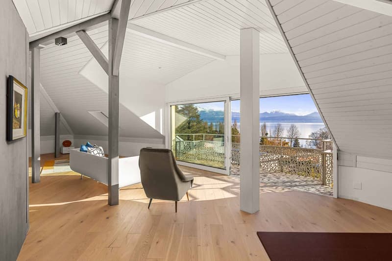 Villa bathed in light with breathtaking views of the lake (12)