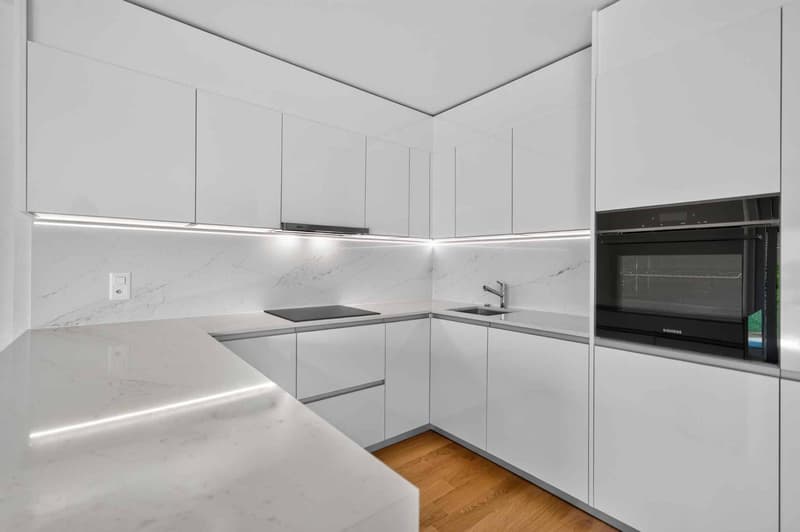 Eleganza contemporanea e giardino privato, a due passi dal lago (6)