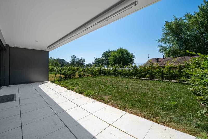 Eleganza contemporanea e giardino privato, a due passi dal lago (8)