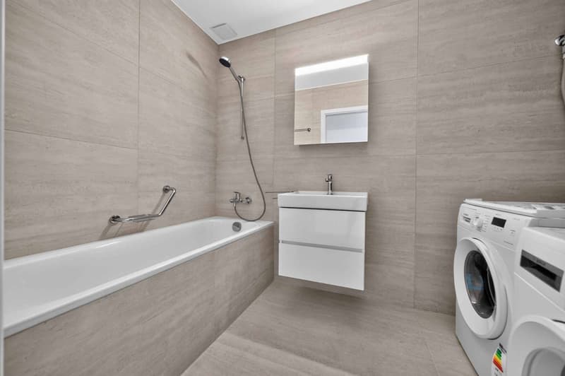 Eleganza contemporanea e giardino privato, a due passi dal lago (12)