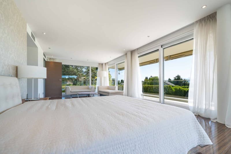 Luxurious property with pool and panoramic view of the lake (9)