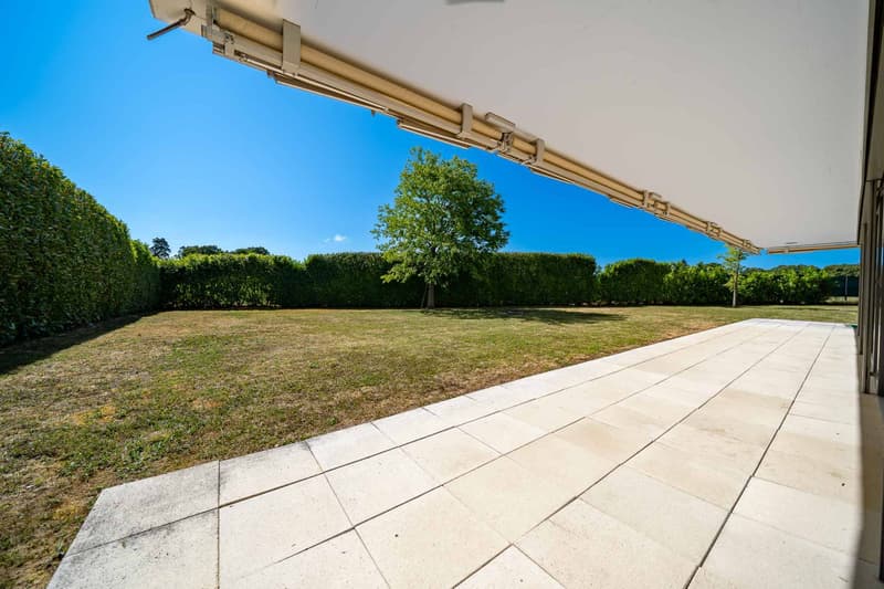 Luxurious property with pool and panoramic view of the lake (7)