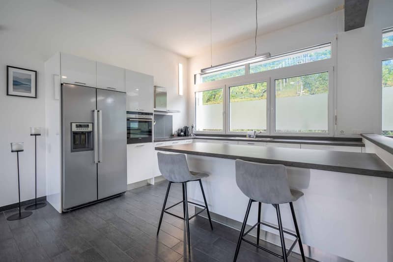Modern property with 5.5 rooms, 2 balconies, 2 terraces and garden (4)