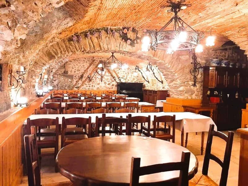 A historic restaurant! A soul! 530 m² (10)