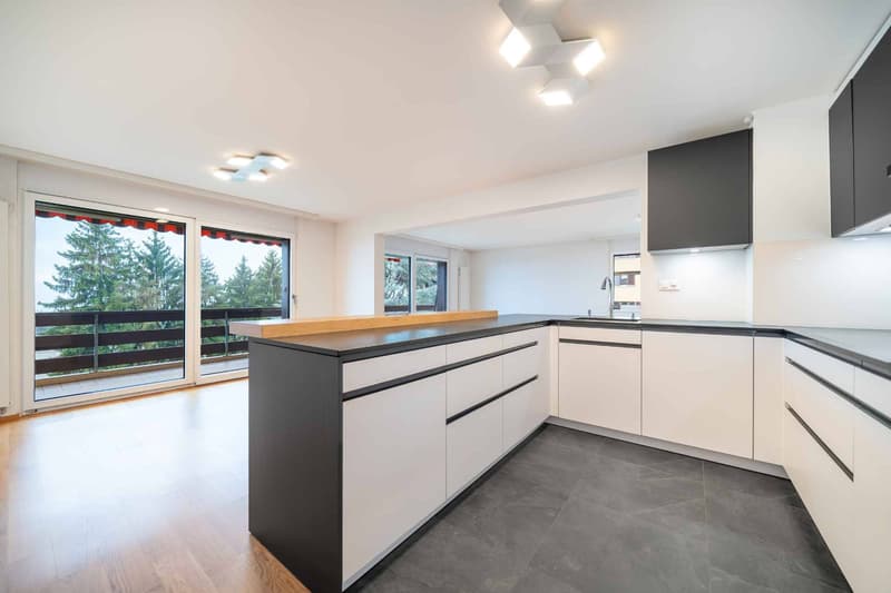 Superbes 5,5 Zimmer, 133 m2, magnifiziert renoviert mit großem Balkon (4)