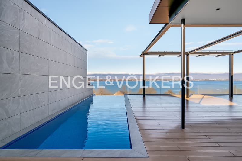 Luxury villa with panoramic view of the lake (1)