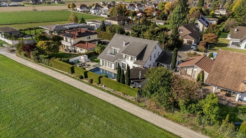 Villa di campagna esclusiva con giardino spazioso situata in una posizione soleggiata direttamente nella zona agricola (6)