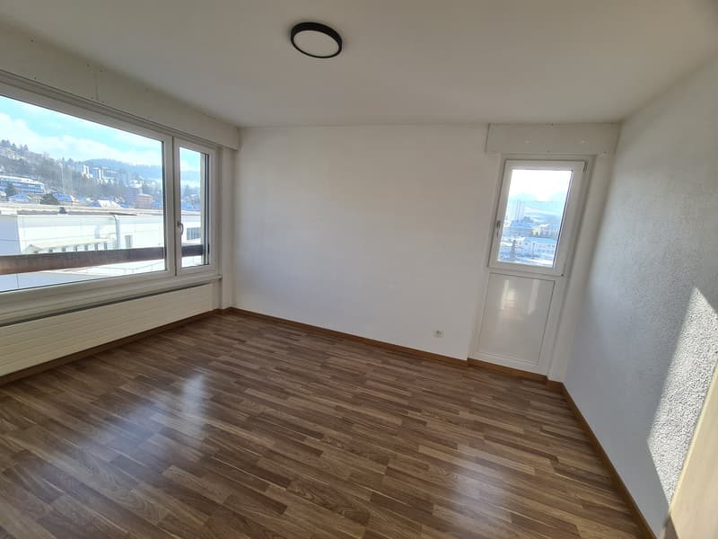 empty room, wooden floor, large windows, white walls, ceiling light