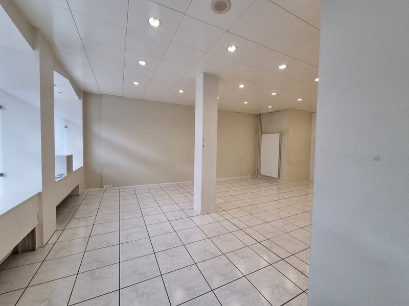 Magnificent commercial space in the city center opposite the post office (2)