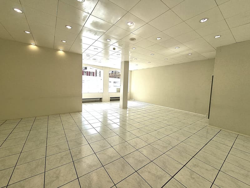 Magnificent commercial space in the city center opposite the post office (3)