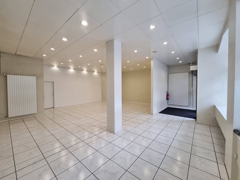 Magnificent commercial space in the city center opposite the post office (1)