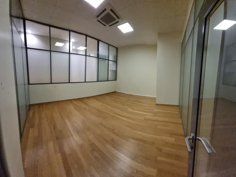 Magnificent commercial space in the city center opposite the post office (7)